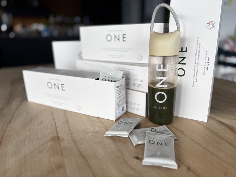 Produktverpackung mit Getränk und Beuteln