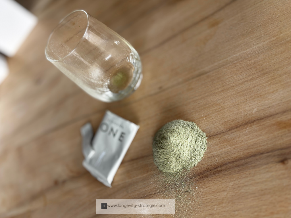 Pulver neben Glas auf Tisch, Biogena One