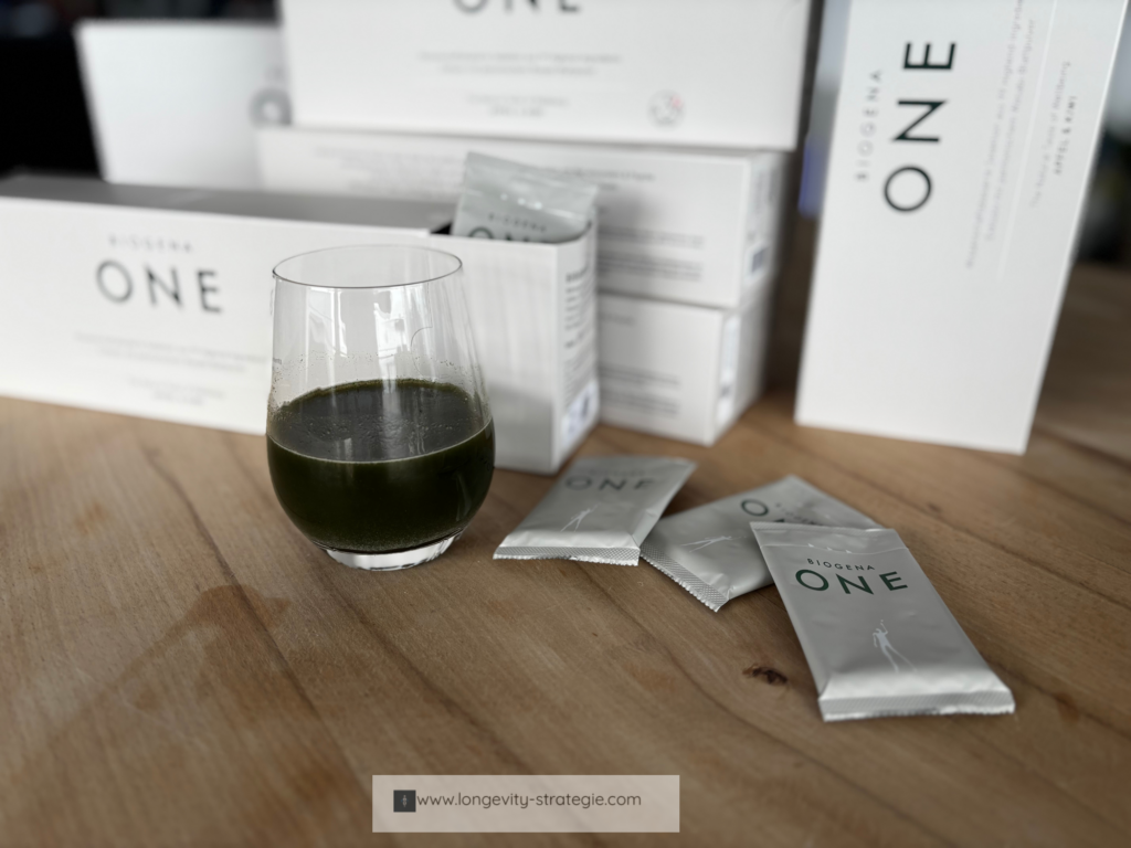 Grüner Drink Biogena One im Glas und Verpackungen daneben
