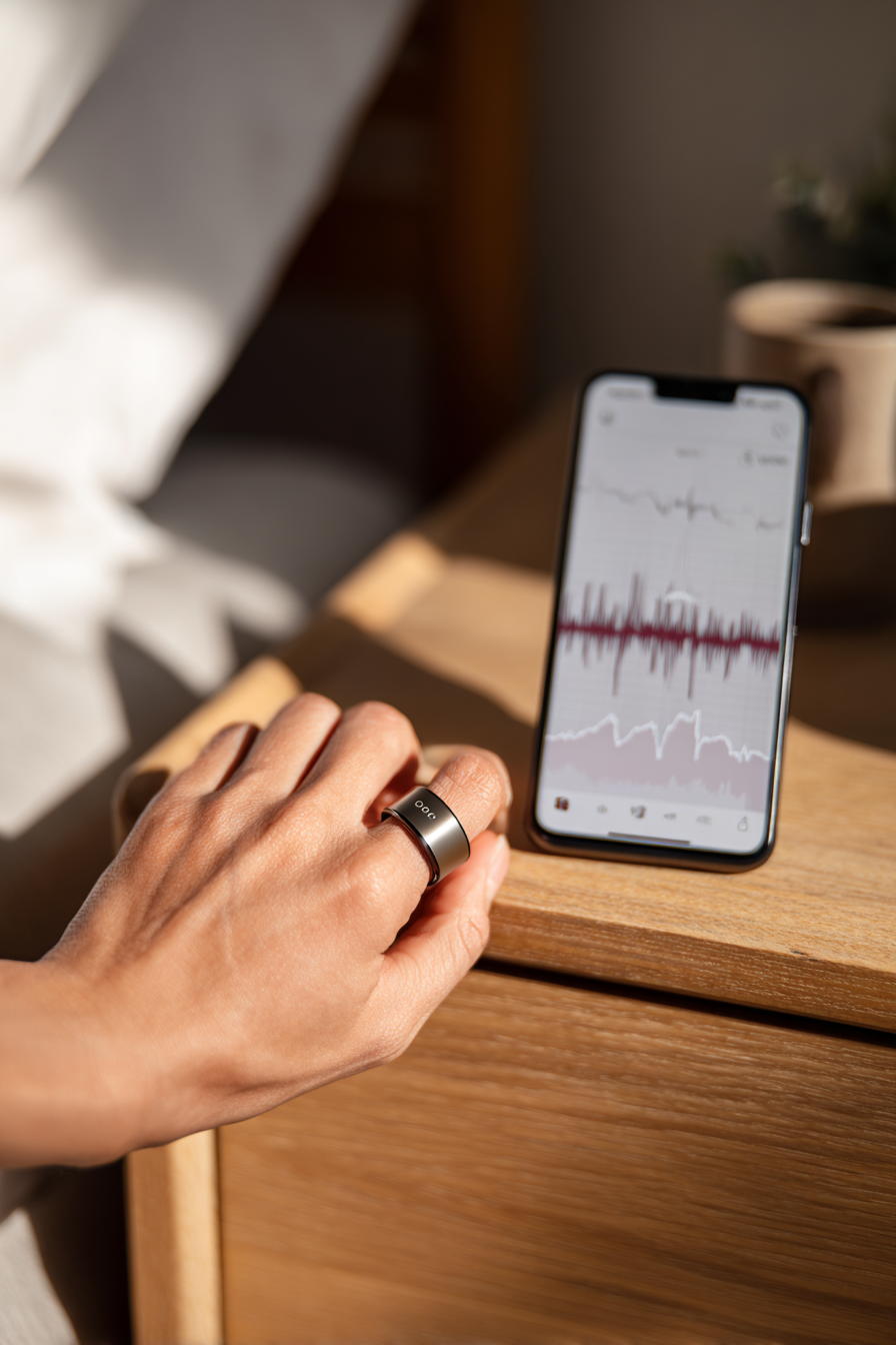 Smart Wearables Biohacking – Oura Ring und HRV-Daten auf dem Smartphone als morgendlicher Gesundheitscheck